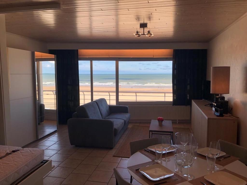 Oostende - Beachfront C3 - SEAVIEW cosy studio 4 personen met frontaal zeezicht, direct aan het strand Buitenkant foto