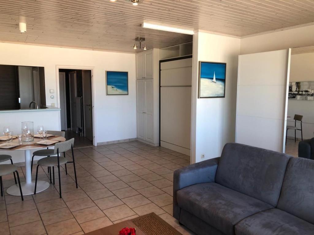 Oostende - Beachfront C3 - SEAVIEW cosy studio 4 personen met frontaal zeezicht, direct aan het strand Buitenkant foto